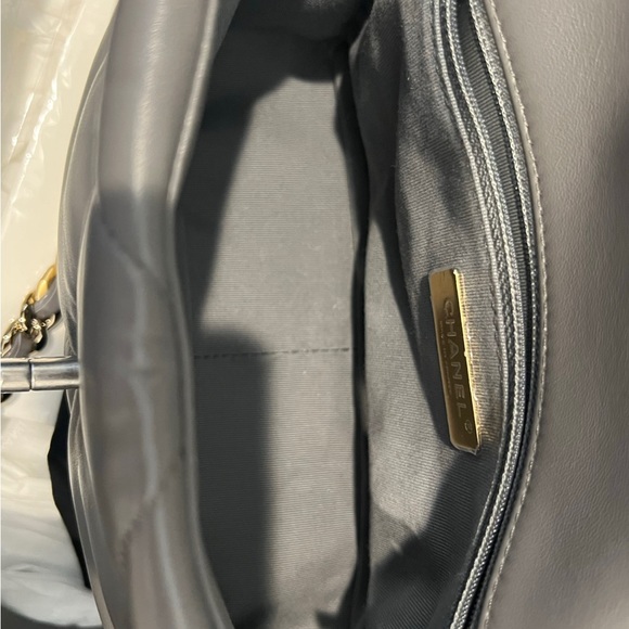 Chanel 19 small in light gray - Picture 10 of 10